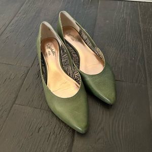 Seychelles green leather flats, size 8.5 like new!